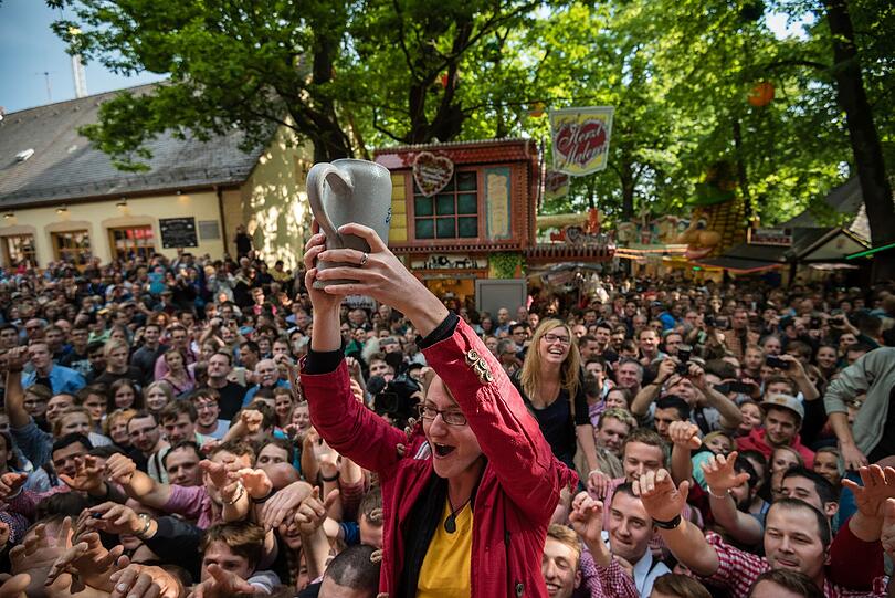 Bilder vom Eröffnungstag des Erlanger Bergkirchweih!