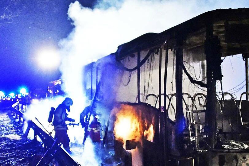 Am Mittwoch brannte auf der A8 bei Irschenberg ein Flüchtlingsbus komplett aus.