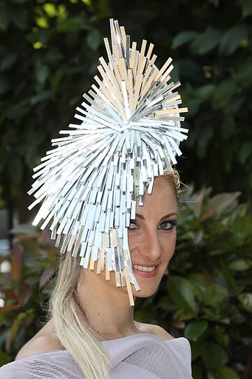Extravagante Hüte beim Pferderennen in Ascot