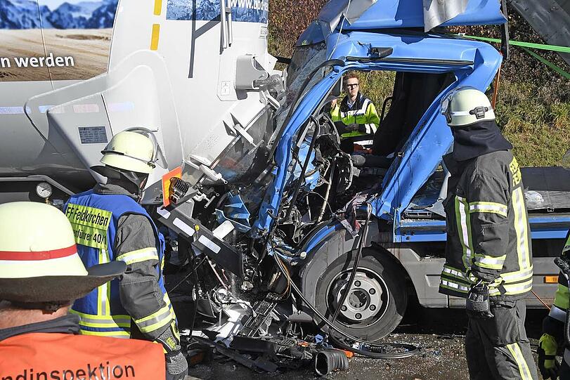 Bei dem Unfall auf der A99 wurde ein LKW-Fahrer schwer verletzt. Er musste mit dem Hubschrauber abtransportiert werden.