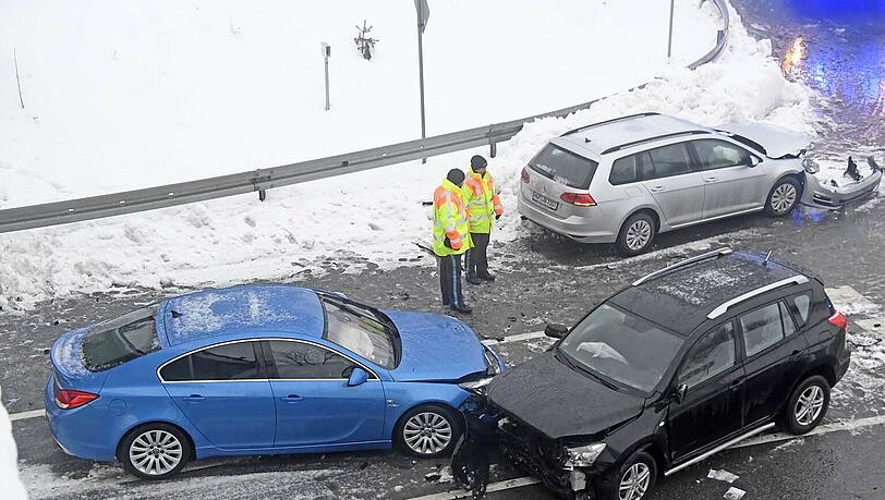 Am Sonntagnachmittag sind mehrere Autos auf der Ortsumfahrung Höhenkirchen miteinander kollidiert. Zwei Notärzte und ein Rettungshubschrauber waren im Einsatz. Am Sonntagnachmittag sind mehrere Autos auf der Ortsumfahrung Höhenkirchen miteinander kollidiert. Zwei Notärzte und ein Rettungshubschrauber waren im Einsatz.