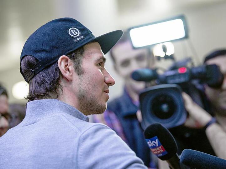 Felix Neureuther gibt am Flughafen München Auskunft.