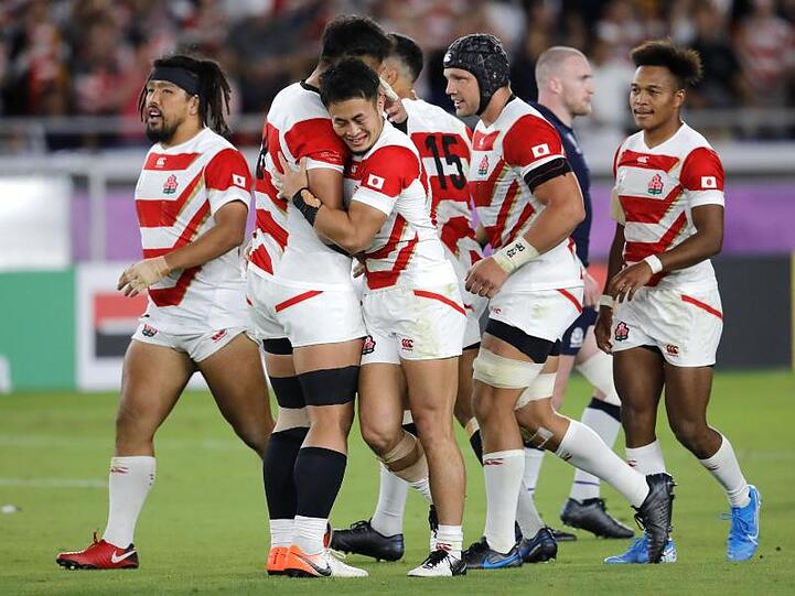 Die Spieler des japanischen Rugby-Teams feiern einen weiteren Versuch gegen Schottland.