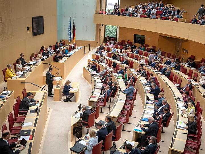 Zuschauer beobachten eine Sitzung des bayerischen Landtags. Foto: Sina Schuldt