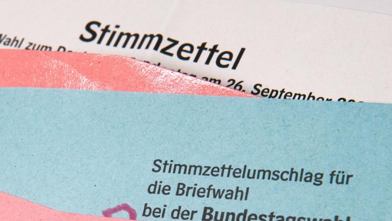Ein Muster von einem Stimmzettelumschlag für die Briefwahl bei der Bundestagswahl 2021 liegt auf einem Tisch.