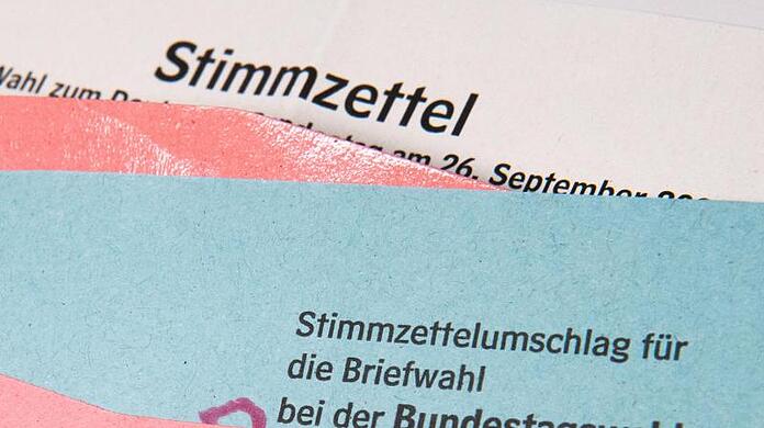 Ein Muster von einem Stimmzettelumschlag für die Briefwahl bei der Bundestagswahl 2021 liegt auf einem Tisch.