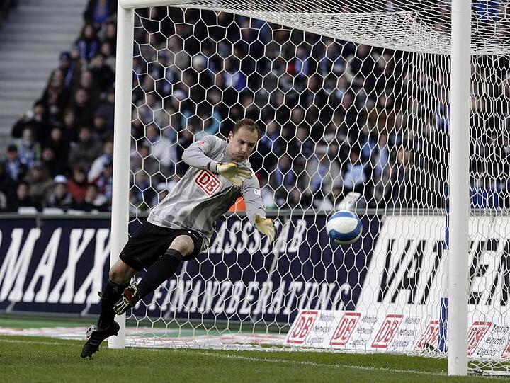 Hertha-Torhüter Jaroslav Drobny kann den Ball des Schalkers Gerald Asamoah nicht abwehren.