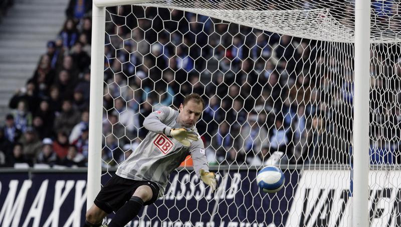 Hertha-Torhüter Jaroslav Drobny kann den Ball des Schalkers Gerald Asamoah nicht abwehren. Hertha-Torhüter Jaroslav Drobny kann den Ball des Schalkers Gerald Asamoah nicht abwehren.