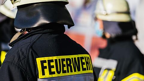 Mehrere Einsatztrupps mussten am Samstag wegen eines Brands in einem Mehrfamilienhaus ausrücken.