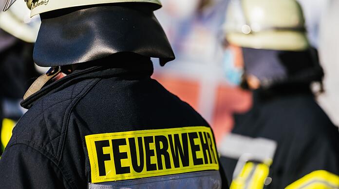 Mehrere Einsatztrupps mussten am Samstag wegen eines Brands in einem Mehrfamilienhaus ausrücken.