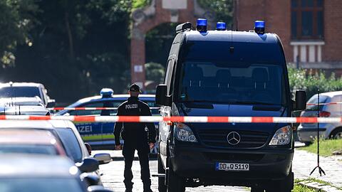 Die Polizei sichert Spuren in der Nähe des Tatortes in Leipzig.