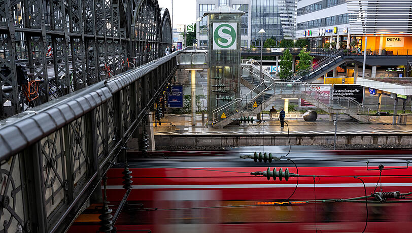 Eine S-Bahn f&auml;hrt an der Hackerbr&uuml;cke an die Haltestelle. Der Halt in Laim entf&auml;llt f&uuml;r S-Bahn-Linien, die aus Pasing kommen.