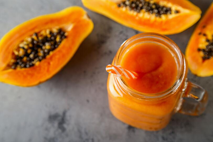 Wer morgens nicht so viel Zeit für ein ausgiebiges Frühstück hat, kann einen schnellen Smoothie zubereiten. Auch diese flüssige Mahlzeit kurbelt die Verdauung an und bringt den Kreislauf in Schwung. Eine Frucht, die verdauungsfördernd wirkt und sich als Smoothie-Zutat eignet, ist die Papaya. Einfache Rezeptidee: Eine halbe Papaya, einen Esslöffel Leinsamen und Wasser oder Eiswürfel in den Mixer geben, fertig. Wer morgens nicht so viel Zeit für ein ausgiebiges Frühstück hat, kann einen schnellen Smoothie zubereiten. Auch diese flüssige Mahlzeit kurbelt die Verdauung an und bringt den Kreislauf in Schwung. Eine Frucht, die verdauungsfördernd wirkt und sich als Smoothie-Zutat eignet, ist die Papaya. Einfache Rezeptidee: Eine halbe Papaya, einen Esslöffel Leinsamen und Wasser oder Eiswürfel in den Mixer geben, fertig.