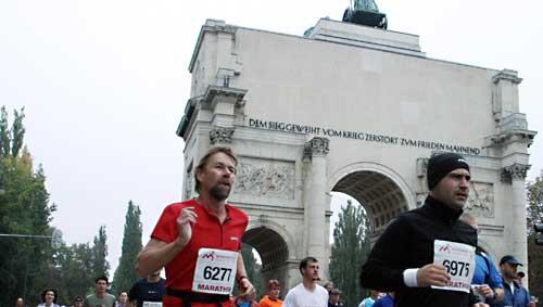 Marathon-Läufer passieren das Siegestor Marathon-Läufer passieren das Siegestor
