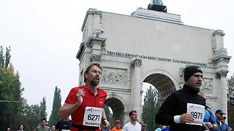 Marathon-Läufer passieren das Siegestor