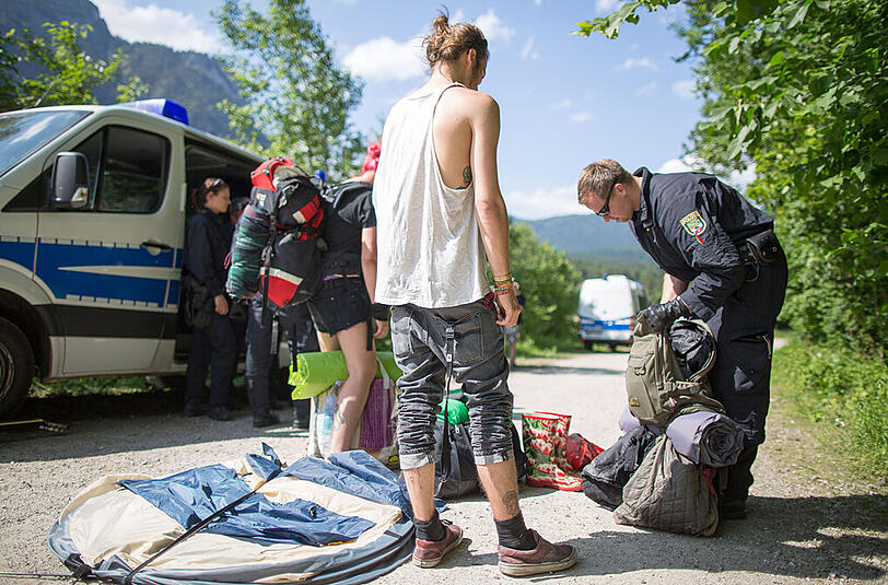 Polizisten kontrollieren Aktivisten auf dem Weg zum G7-Protestcamp.