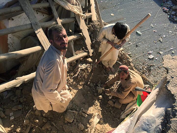 Ein schweres Erdbeben der Stärke 7,7 hat die Hindukusch-Regionen in Afghanistan, Pakistan und Indien erschüttert.