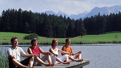 Entspannend: Yoga am Bergsee, Foto: Maro & Partner Entspannend: Yoga am Bergsee, Foto: Maro & Partner