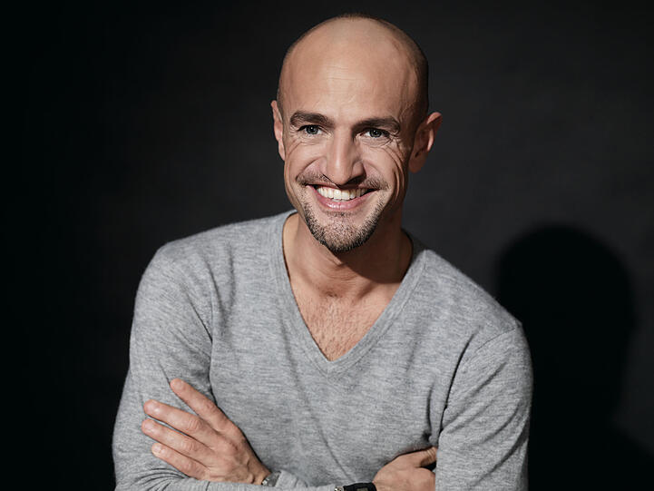 Peyman Amin stellt beim Tierheim-Sommerfest die Vermittlungshunde vor.