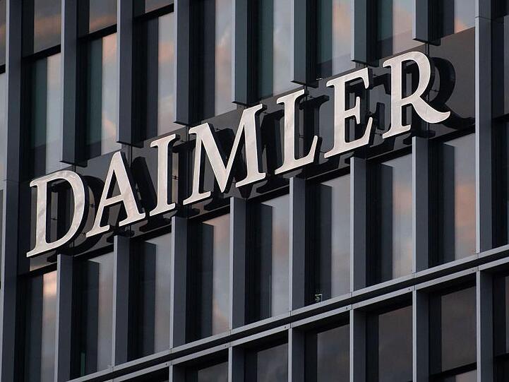 Das Logo der Daimler AG ist an der Konzernzentrale im Mercedes Benz-Werk in Untertürkheim zu sehen.