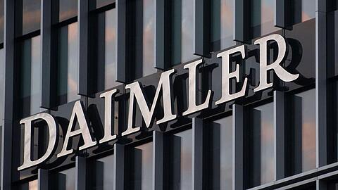Das Logo der Daimler AG ist an der Konzernzentrale im Mercedes Benz-Werk in Untertürkheim zu sehen.