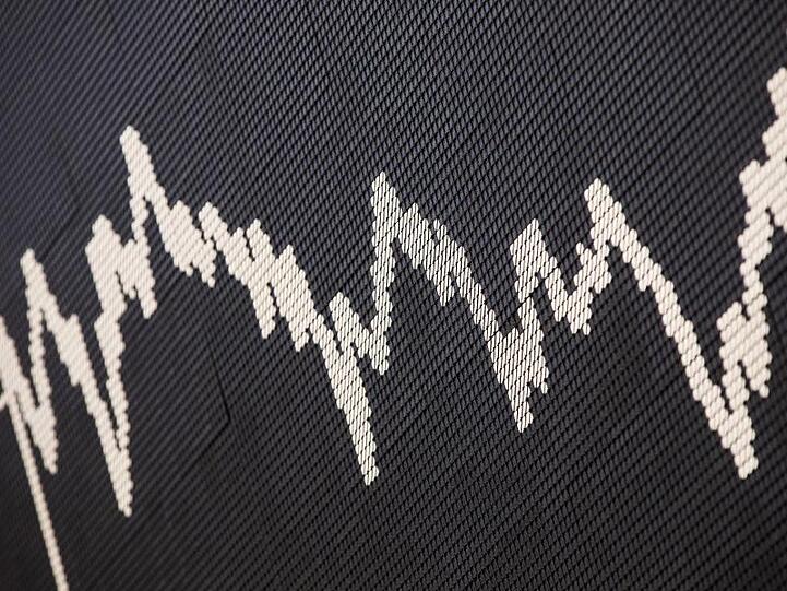 Die Dax-Kurve ist im Handelssaal der Frankfurter Börse auf der großen Anzeigetafel zu sehen.