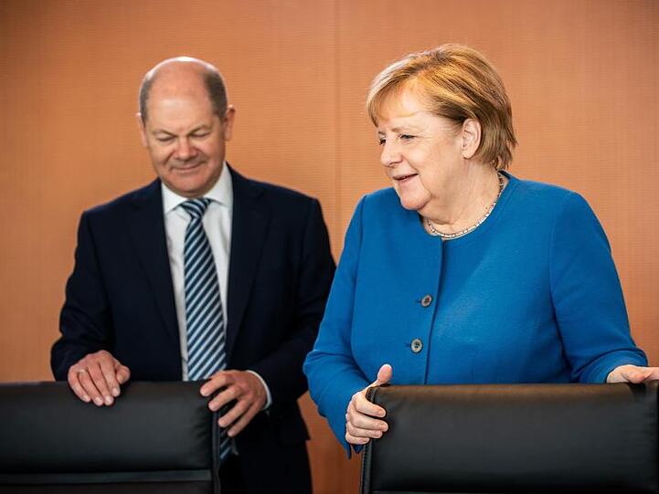 Bundesfinanzminister Scholz und Bundeskanzlerin Merkel vor Beginn einer der wöchentlichen Sitzungen des Bundeskabinetts.