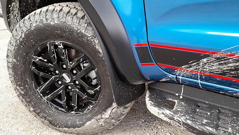 Schlammschlacht: Der Ranger wühlt sich dank umfassender Geländetechnik an Bord durch.