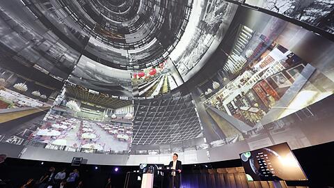 Wolfgang Heckl lässt bei der Eröffnung des neuen "Forum der Zukunft" am Samstag Bilder aus der wechselvollen Geschichte der Kongresshalle im ehemaligen Planetarium projizieren.
