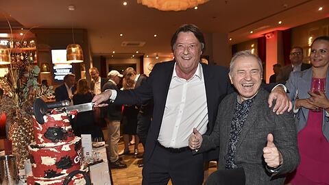 Ran an die Torte: Gong-Legende Georg Dingler mit Günther Sigl (r., Spider Murphy Gang).