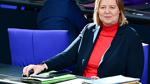 Arbeitsministerin B&auml;rbel Bas h&ouml;rt - hinter Finanzminister Lars Klingbeil (beide SPD) - bei der Debatte zu ihrer B&uuml;rgergeld-Reform zu.