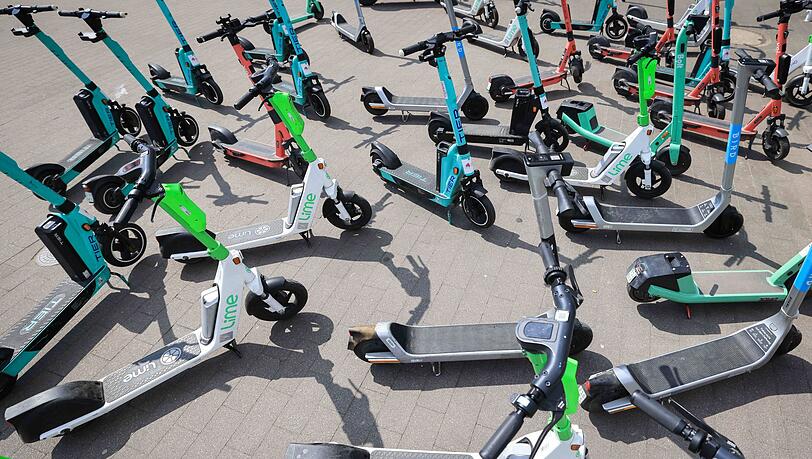Auch wenn es sich in Großstädten nicht unbedingt so anfühlt: Die Zahl der zur Miete angebotenen E-Scooter ist zuletzt gesunken. (Archivbild) Auch wenn es sich in Großstädten nicht unbedingt so anfühlt: Die Zahl der zur Miete angebotenen E-Scooter ist zuletzt gesunken. (Archivbild)