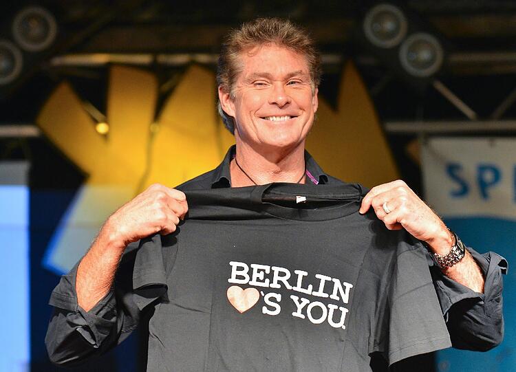 Der US-amerikanische Schauspieler und Sänger David Hasselhoff spricht am Sonntag in Berlin bei einer Pressekonferenz - und sorgte für einen wahren Menschenauflauf.