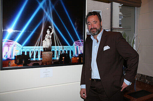 Stephan Kuffler bei der Vernissage vor seinem Bild von der illuminierten Bavaria.