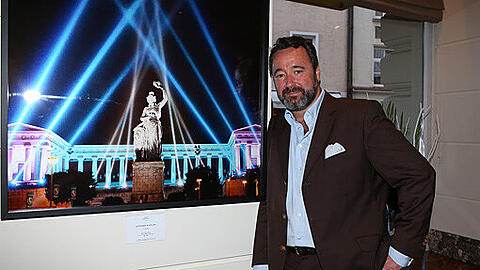 Stephan Kuffler bei der Vernissage vor seinem Bild von der illuminierten Bavaria.