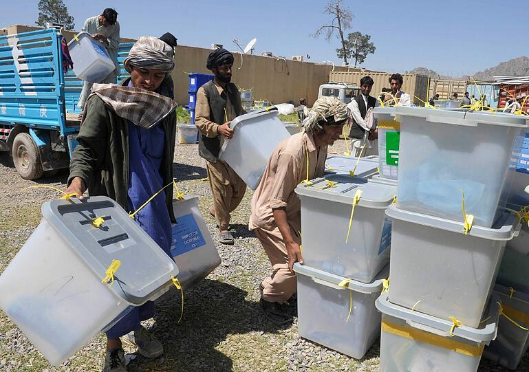Nach der Präsidentenwahl in Afghanistan verladen Wahlhelfer die Stimmurnen und machen sich ans Auszählen. Für den Ablauf der Wahl hatte es weltweit Lob gegeben - weil sich die Wähler durch die Drohungen der Taliban nicht hatten einschüchtern lassen. Erste offizielle vorläufige Teilergebnisse werden erst in den
kommenden Tagen erwartet.