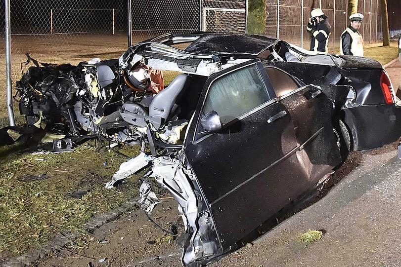Vollig zerfetzt: Aus diesem Schrotthaufen wurde der Fahrer lebend geborgen. Bilder vom Einsatz in Vaterstetten.