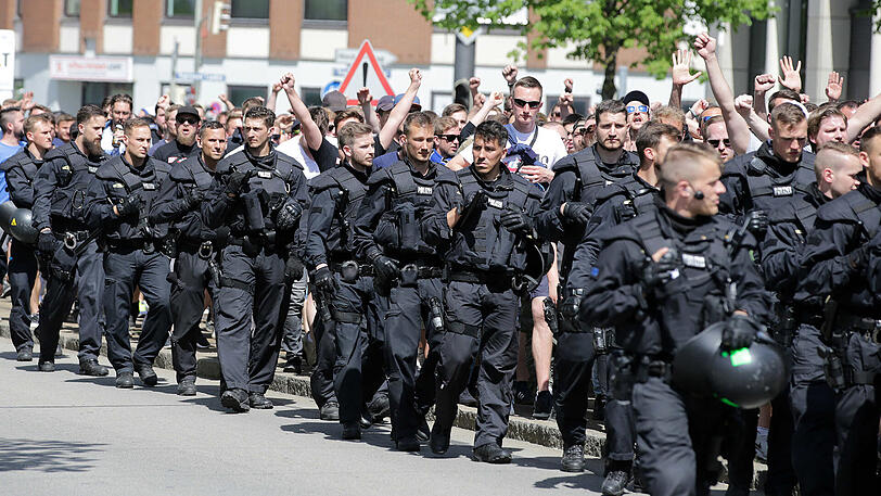 Die Polizei trennte beide Fanlager strikt voneinander. Im Einsatz waren rund 600 Beamte - unter anderem auch eine Reiterstaffel.