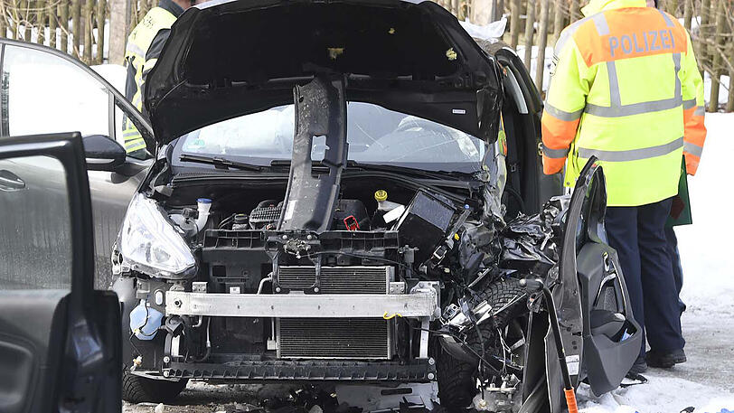 Trümmer an der Unfallstelle - die Bilder vom Bergungseinsatz in Haar.