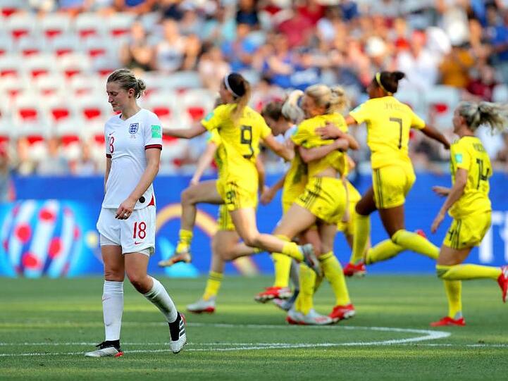 Schwedens Fußballerinnen feiern den Sieg im Spiel um Platz drei gegen England.