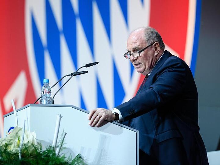Uli Hoeneß, Vereinspräsident von FC Bayern München, bei der Jahreshauptversammlung. Foto: Matthias Balk