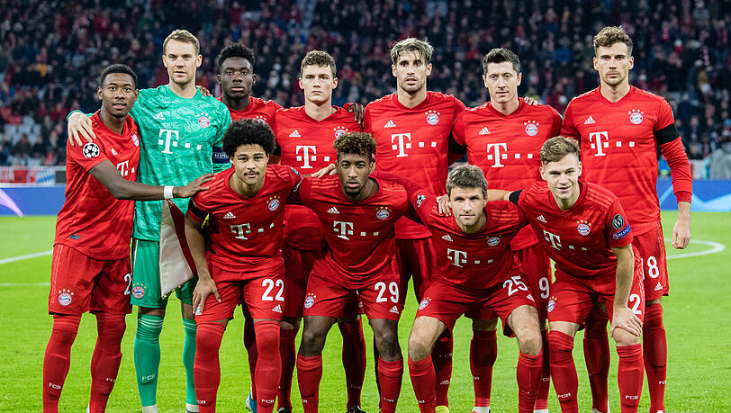 Alles Nationalspieler beim FC Bayern. Nur Alphonso Davies (3 v l) und Javi Martínez (3 v r) sind bei der kommenden EM nicht dabei. (Archivbild)