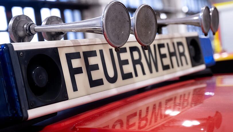 Bei dem Brand eines Lastwagens auf einem Firmengelände in Pfronten wurde der Fahrer schwer verletzt. (Symbolbild)
