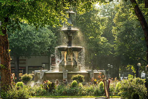 Der Platz um den Glaspalastbrunnen bietet Ruhe und Entspannung.