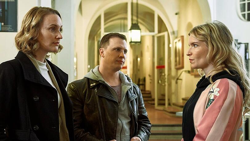 "Die Heiland - Einsatz außer Plan": Romy Heiland (Christina Athenstädt, l.) und Ringo Holländer (Tim Kalkhof, M.) befragen Sandra Wulkow (Bea Brocks, r.).