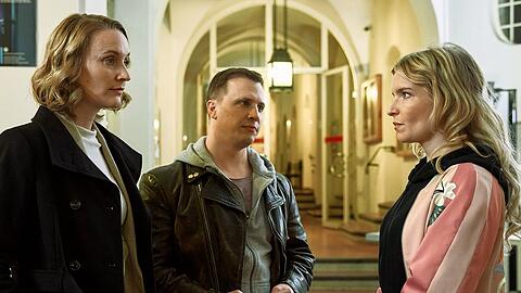 "Die Heiland - Einsatz außer Plan": Romy Heiland (Christina Athenstädt, l.) und Ringo Holländer (Tim Kalkhof, M.) befragen Sandra Wulkow (Bea Brocks, r.).