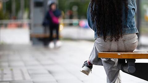 Warten auf den Bus zur Arbeit? Junge Menschen stellen oft Anforderungen an ihre Arbeit, wie ein Recht auf Homeoffice. (Symbolbild)