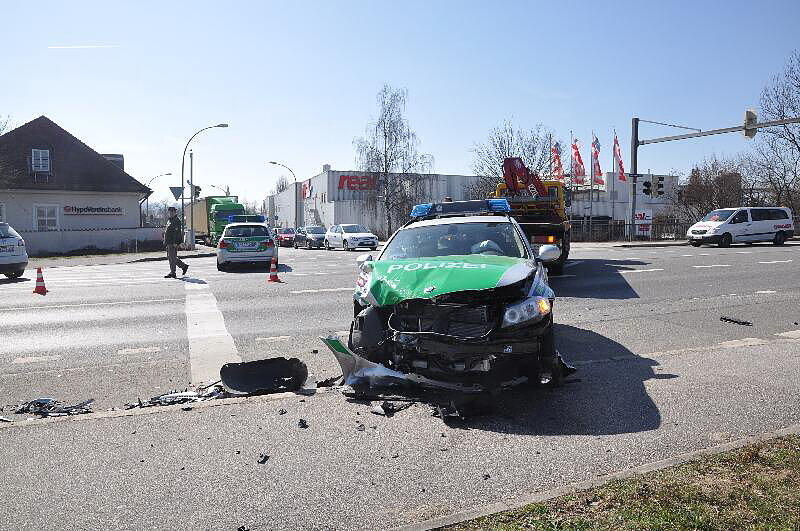 Unfall in Landshut: Auf der Konrad-Adenauerstr. /Ecke Alte Regensburgerstraße kam es zu einem Crash. Auch ein Polizewagen war beteiligt. Die Bilder.