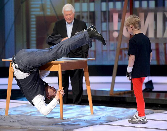 Der achtjährige Vincent schaffte es, zehn Mal über einen Tisch zu klettern und unter ihm hindurchzukriechen, ohne dabei den Boden zu berühren. Lanz versuchte das auch, kam aber nicht einmal um den Tisch herum.