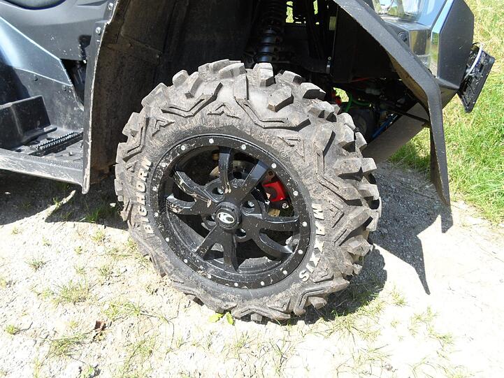Die 14-Zoll-Alufelgen in mattschwarz sind ebenso Serie wie die Maxxis Bighorn-Reifen.
